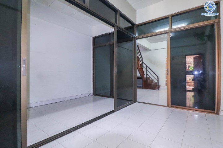 *****ทาวน์เฮ้าส์มือสองย่านนนทบุรี ม. อัญชลี สนามบินน้ำ บนเนื้อที่ 16 ตร.ว. ฟังก์ชัน 2 ห้องนอน 2 ห้องน้ำ 1 ที่จอดรถ พร้อมครัวบิวท์อิน บนทำเลดี เชื่อมต่อถ.สนามบินน้ำ, ถ.รัตนาธิเบศร์ ใกล้สนามบินน้ำ, ทางด่วน "งามวงศ์วาน" และรถไฟฟ้า "สถานี แยกนนทบุรี1" ราคาถูกมาก!